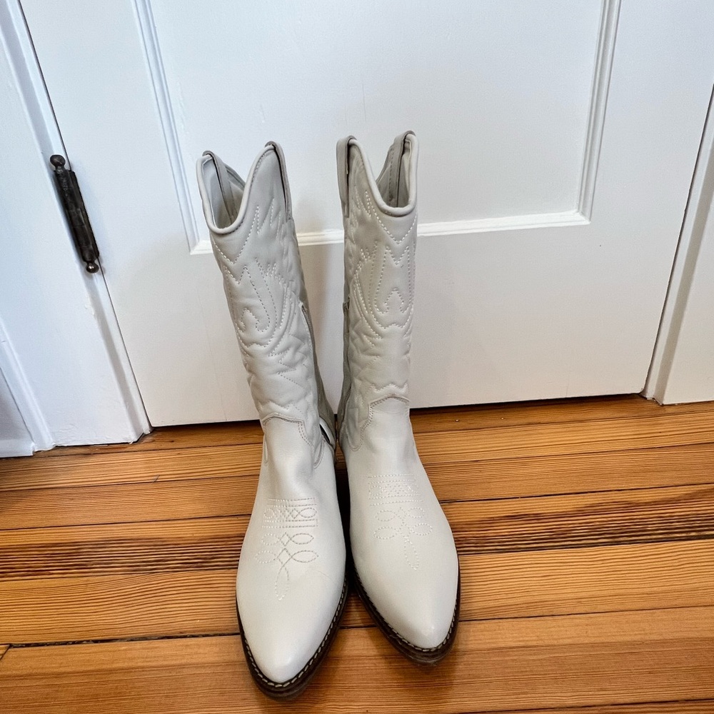 NWOT - STEVE MADDEN LEATHER BOOTS - Never worn - size 9